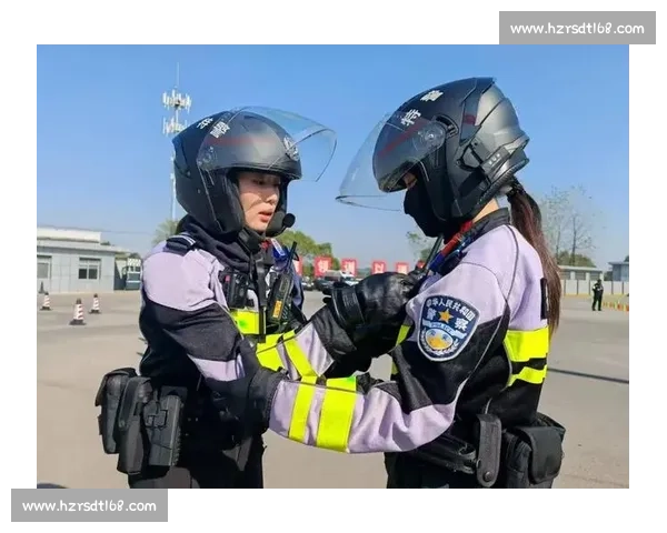 警徽映赛道!中江民警朱家灵 “临战状态” 摘半马亚军